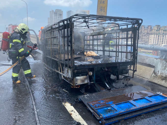 国1五杨高架桥南下段，一辆货车起火陷入火海，黑烟狂窜烧到剩骨架。(戴志扬翻摄)