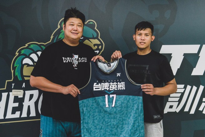 吕蔡瑜伦跟台啤总经理哈孝远。(台啤英熊提供)