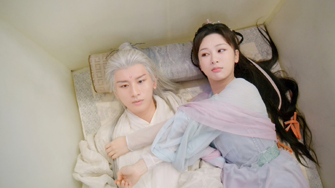 杨紫与成毅在剧中一起躺棺材。（图／龙华电视提供）