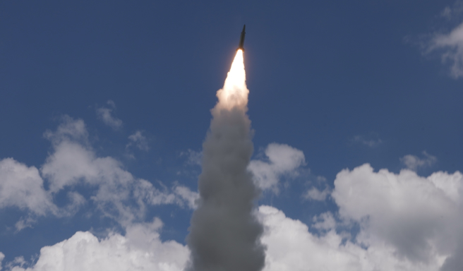 解放军东部战区4日在台湾周边海空域展开规模空前的实战化联合演训，图为火箭军对台湾东部外海预定海域，发射远程火力实弹的画面。（新华社）