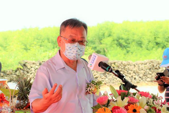 澎湖县长赖峰伟说澎湖积极转型为低碳岛，很开心能看到泓德能源投入澎湖再生能源案场开发，与深耕在地的能源教育与人才培育。(张茂雄摄)