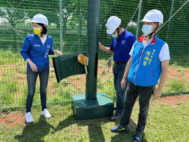 北市议员陈炳甫、王鸿薇质疑新生棒球场柱子基座、卷网器外露。（杨亚璇摄）