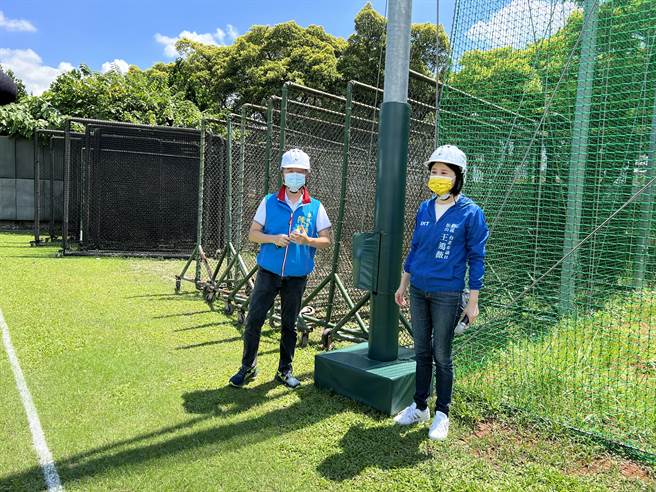 北市议员陈炳甫、王鸿薇质疑新生棒球场柱子基座、卷网器外露。（杨亚璇摄）