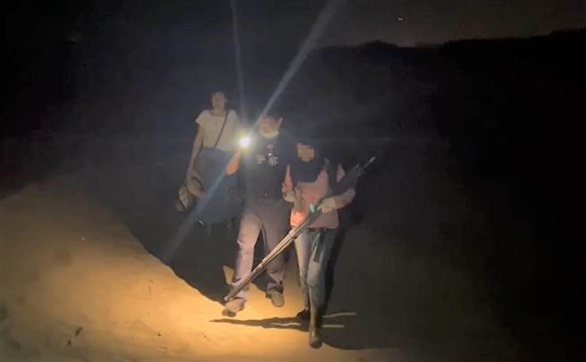 桃园市2名女子昨日傍晚前往草漯沙丘拍夕阳，天黑后不慎迷路只好报警求助。（翻摄画面／蔡明亘桃园传真）