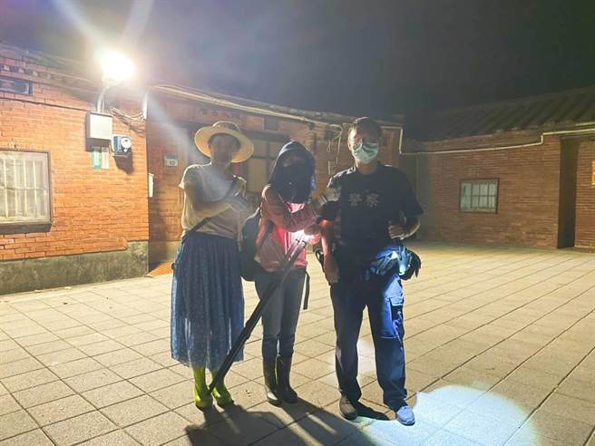 警方顺利将2名女子救出。（翻摄画面／蔡明亘桃园传真）