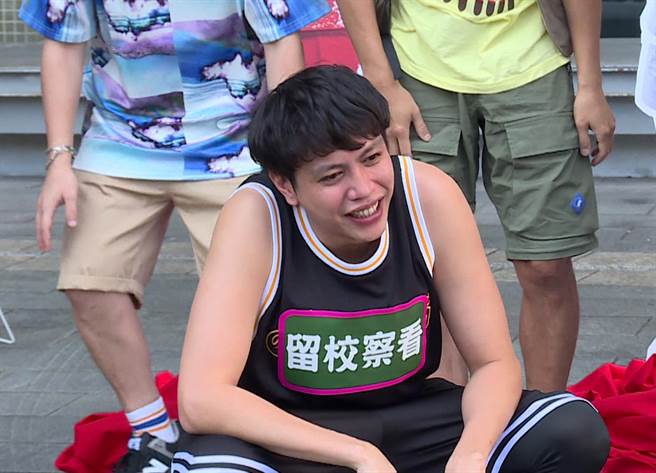 鲶鱼哥被退通告崩溃的蹲下思考人生。（台视提供）