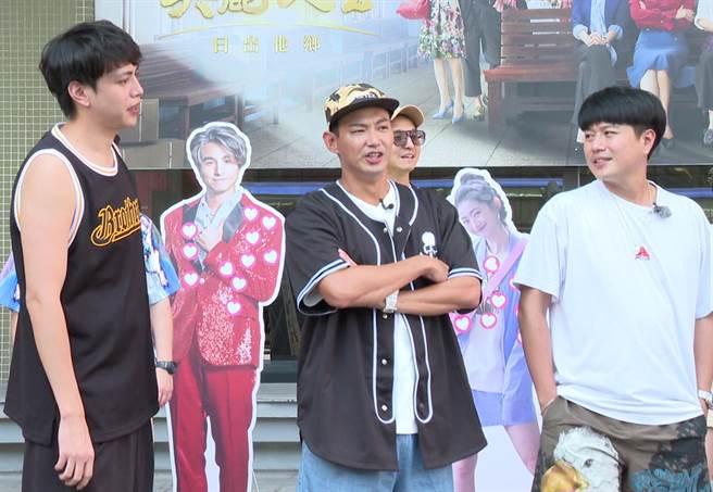 鲶鱼哥、威廉及李易要抽籤选出退通告的人.。（台视提供）