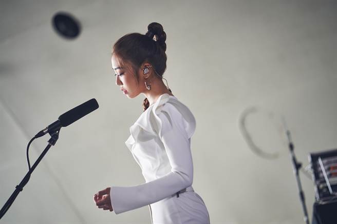 艾薇首度挑戰現場演出收音。（環球音樂提供）