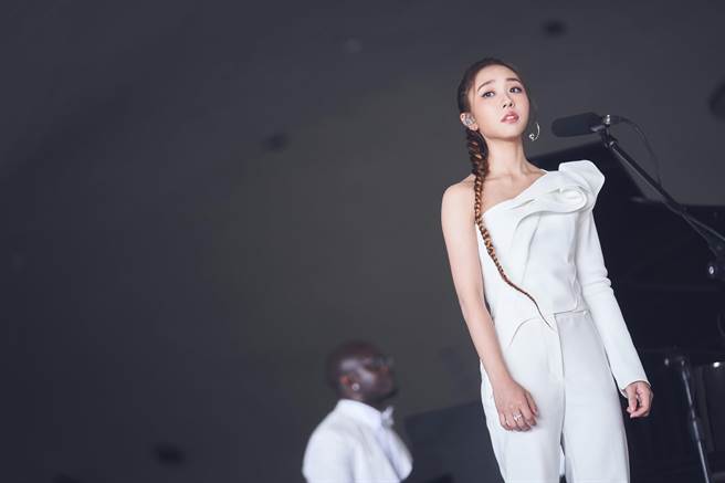 艾薇首度挑戰現場演出收音。（環球音樂提供）