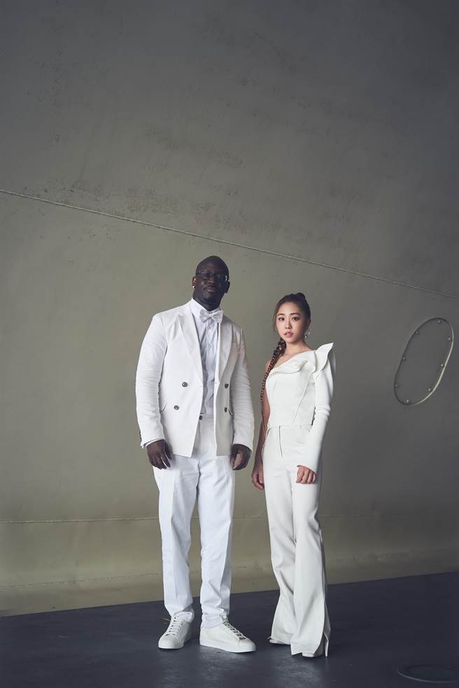 艾薇（右）與獨奏藝術家Jay Dub合作拍攝MV。（環球音樂提供）