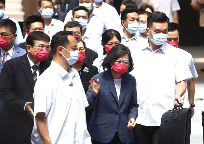 大陆军演下，蔡英文总统5日照既定行程，出席第29届台湾美食展，睽违2年重新復办，蔡英文重申，常规生活非天上掉下来，批评中国军演「不负责任」，严正要求理性，我国则加强战备、严密监控、政府各单位沉着应对，请国人放心、保持冷静，也感谢全体国军第一线守护。（邓博仁摄）