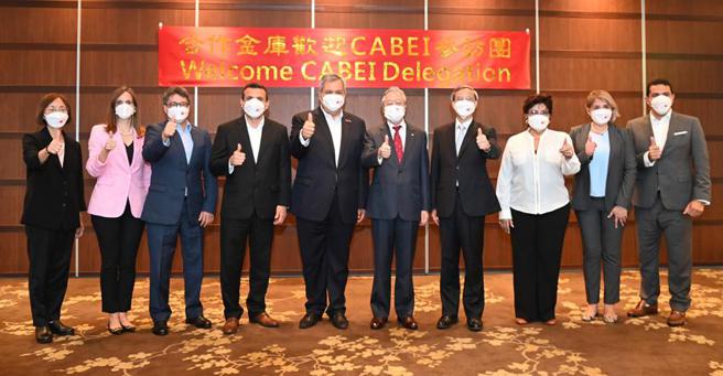 （合库金控暨银行董事长雷仲达(右五)与中美洲银行总裁丹堤摩西(左五)及财政部政务次长阮清华(右四)等贵宾于故宫晶华合影留念。图／合作金库银行提供）