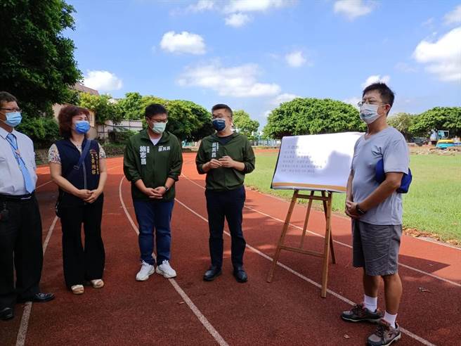 蔡其昌4日會勘大甲日南國中，爭取經費改善學校操場等設施。（陳淑娥攝）