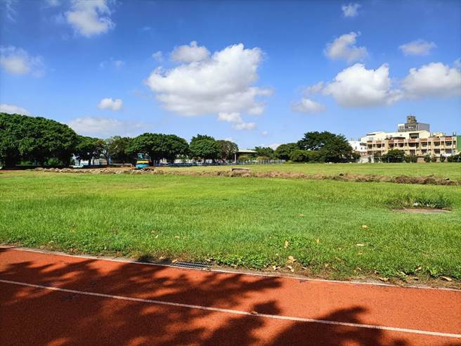 蔡其昌4日會勘大甲日南國中，爭取經費改善學校操場等設施。（陳淑娥攝）