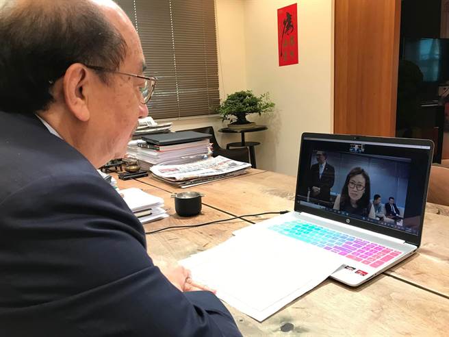 民進黨立院總召柯建銘今（5日）上午7時許與美國眾議院議員朴銀珠（Michelle Steel）視訊會議。（摘自柯建銘臉書）
