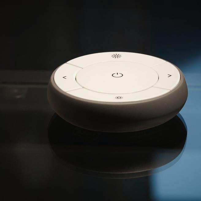 TRÅDFR 遙控器，做到控制燈泡、開關電源、選擇光色、切換暖色光或冷色光等。（IKEA提供）