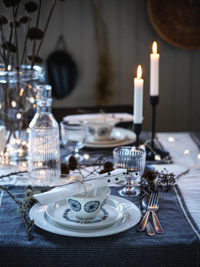 FRIKOSTIG 北歐風格系列餐具，印有水墨感葉片精緻的細節設計，讓餐桌上的食物增色。（IKEA提供）