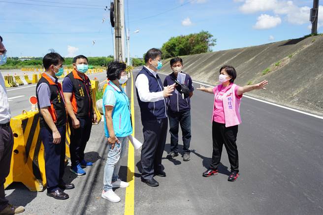 丰洲科技园区二期联外道路开辟工程延宕，立委杨琼璎会勘紧盯进度。（陈淑娥摄）