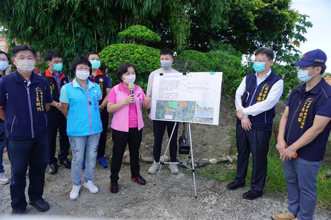 丰洲科技园区二期联外道路开辟工程延宕，立委杨琼璎会勘紧盯进度。（陈淑娥摄）