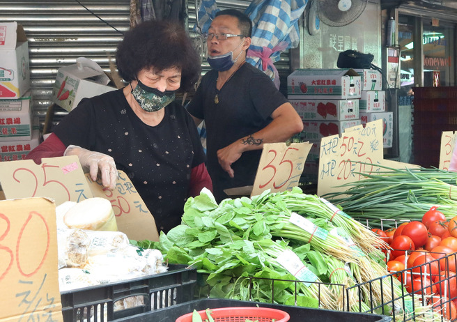 美國眾院議長裴洛西訪台，受到全世界矚目，大陸也以多項措施報復，日前以有蟲害與農藥殘留、包裝呈新冠病毒陽性為由，宣布暫停台灣柑橘、白帶魚及冷凍竹筴魚輸入。傳統市場內，天氣炎熱使得菜販忍不住皺眉頭。（粘耿豪攝）