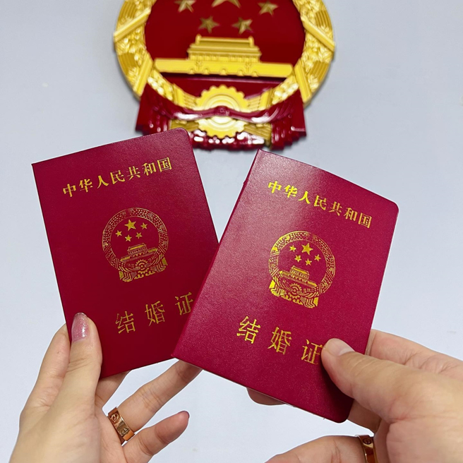 Ariel分享两人结婚证。（图／翻摄自arielcheung_ IG）