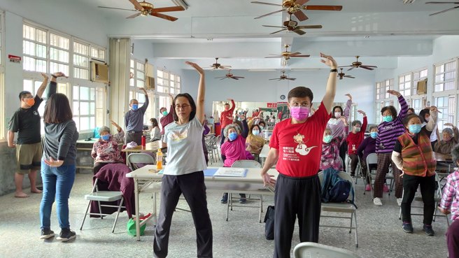 南华大学生死系重启月潭社区关怀据点，廖俊裕副教授带领长者「易筋经健身运动」。(照片/南华大学提供)