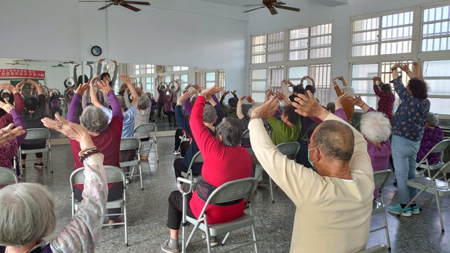 南华大学生死系重启月潭社区关怀据点，推动生命教育，促进长者身心灵健康。(照片/南华大学提供)