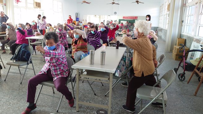 南华大学生死系重启月潭社区关怀据点，廖俊裕副教授讲解养生知识和教导易筋经运动。(照片/南华大学提供)