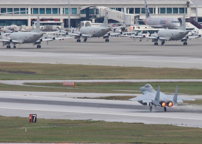 图为2017年冲绳那霸基地自卫队F-15战机紧急升空。(资料照／中央社)