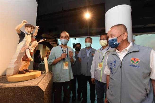 苗栗县木雕艺术交流展即日起在三义木雕博物馆展出，苗栗县长徐耀昌亲临观赏。（苗栗县政府提供／谢明俊苗栗传真）
