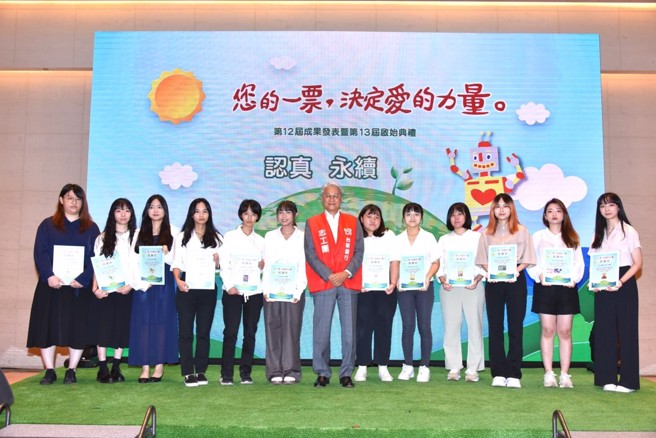 台新银行公益慈善基金会董事长吴东亮，颁发感谢状予优秀金犊奖同学们。（图／台新银行公益慈善基金会提供）