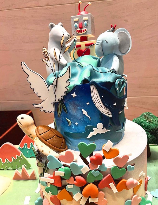 台新银行公益慈善基金会将金、银、铜犊奖获奖主视觉作品，制作成精美翻糖蛋糕。（图／时报奖执委会提供）