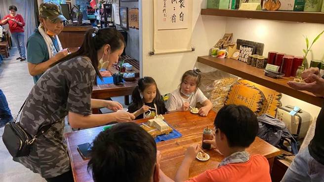 新北市深坑區今年延續多福品牌，結合在地創生、文化、觀光等項目，推出一系列特色小旅行、職人手作DIY課程。（新北市經發局提供）