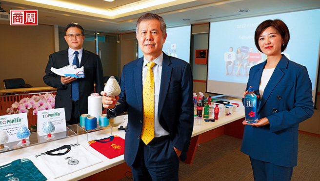 遠東新化纖總部代總經理范欽智（中）手中的再生聚酯粒，是全球食品及紡織製造業爭奪的綠色材料，這也令遠東新成為全球減碳產品關鍵軍火商之一。(圖/ 商業周刊提供)