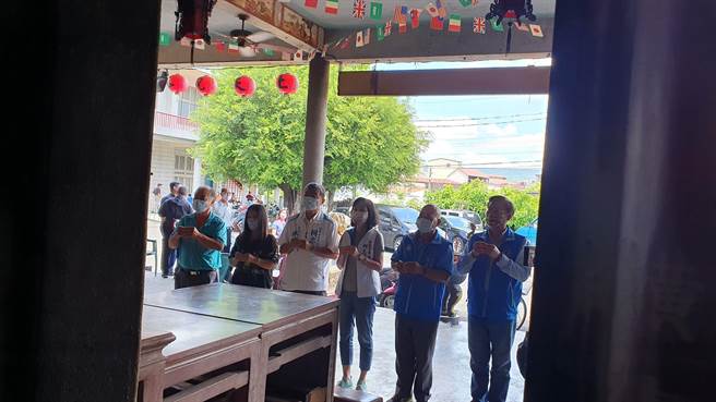 国民党高雄市长参选人柯志恩今天上午行程，走入高雄市偏乡杉林区清水路朝云宫参拜。(林雅惠摄)