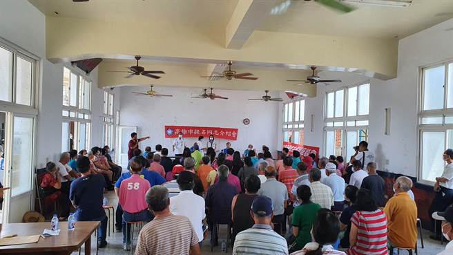 国民党高雄市长参选人柯志恩今天上午行程走入高雄市偏乡杉林区清水路朝云宫参拜，随后抵达杉林区提名同志介绍会，受到上百名乡亲欢迎。(林雅惠摄)