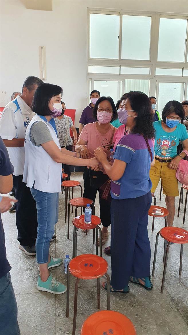 国民党高雄市长参选人柯志恩今天上午行程走入高雄市偏乡杉林区清水路朝云宫参拜，随后抵达杉林区提名同志介绍会，受到乡亲欢迎。(林雅惠摄)