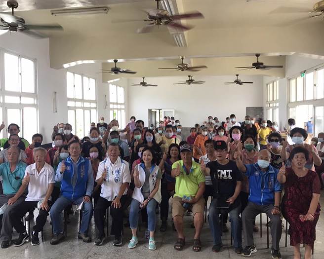 国民党高雄市长参选人柯志恩今天上午行程走入高雄市偏乡杉林区清水路朝云宫参拜，随后抵达杉林区提名同志介绍会，受到上百名乡亲欢迎。(林雅惠摄)