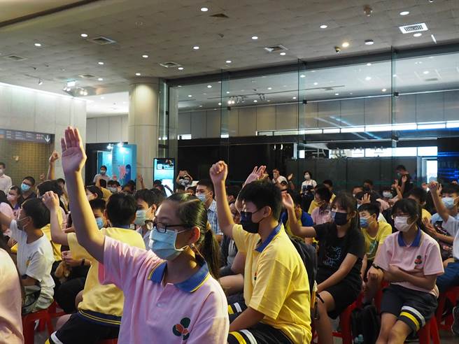 開幕典禮現場邀請忠明高中師生、觀眾進行「海洋知識大挑戰」擂台賽，為嘉年華帶來緊張、刺激序幕。（科博館提供／張妍溱台中傳真）