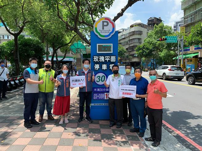 今(5)日新北市陈启能与立法委员余天办公室新北市议员邀集相关单位，以及在地里长前往三重区玫瑰公园会勘，要求新北市政府尽快兴建三重区玫瑰立体停车场。(陈启能议员办公室提供)