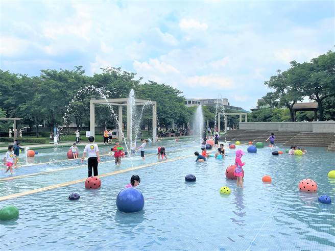 新北市鶯歌陶瓷博物館藝術園區戲水池因疫情封閉長達21個月，隨著疫情趨緩宣告解封，將免費開放至10月。（蔡雯如攝）