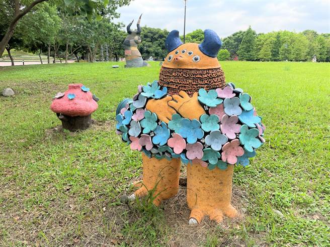 新北市鶯歌陶瓷博物館藝術園區有多國陶藝創作者的創作，每周假日下午4時將有專人為民眾定時導覽。（蔡雯如攝）