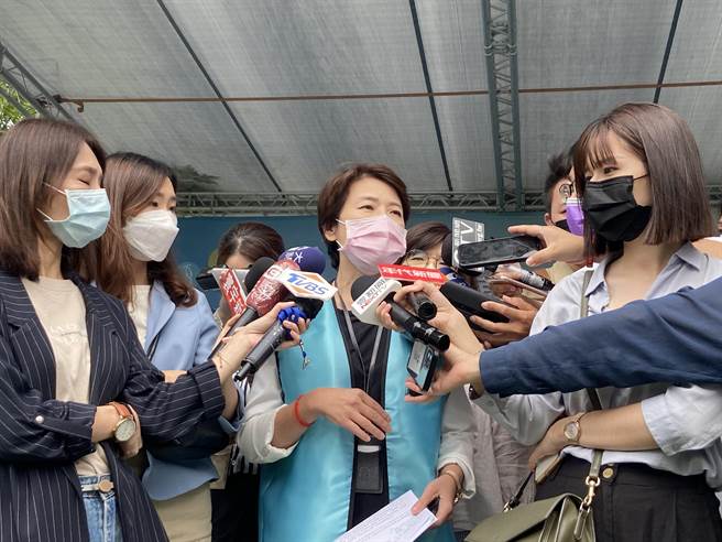 台北市副市长黄珊珊（中）今下午前往观摩中央举办的民生必需品短缺时期配售准备演练并受访。（陈薏云慑）