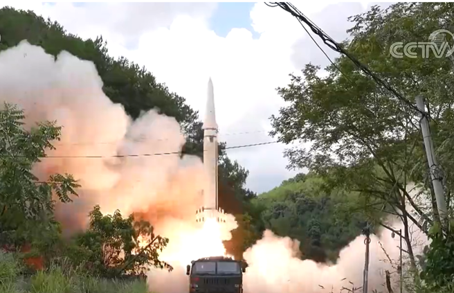 共軍對台東部外海實彈演習結束，導彈發射瞬間畫面曝光。（翻攝自央視新聞）