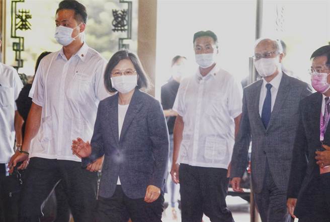 蔡英文总统5日参加总统教育奖颁奖典礼，入场时，媒体询问面对大陆军演，是否有什么因应对策？总统仅挥手回应。（邓博仁摄）