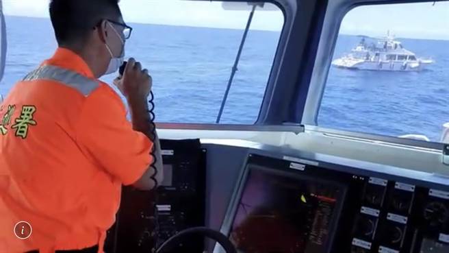 共军包围台海军演，屏东离岛小琉球距演习区域仅9.5公里，比到东港14公里还要近，为此，海巡署出动船舰出海广播，劝导游艇、渔船避开危险区域。（海巡提供／谢佳潾屏东传真）