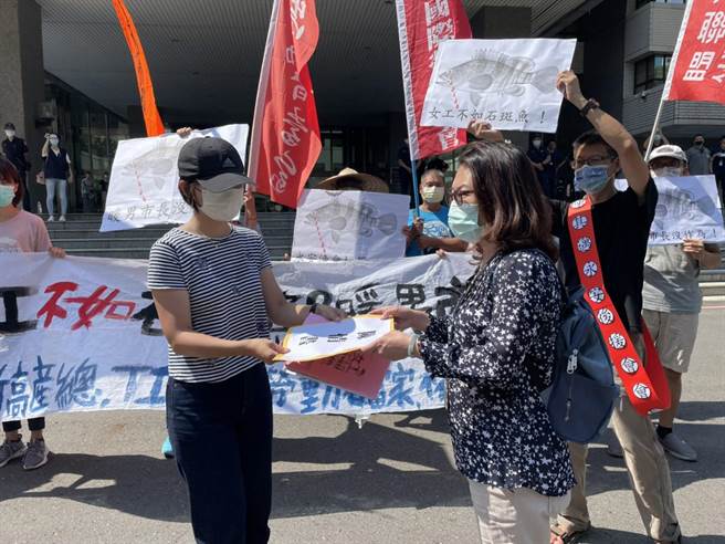 劳工局收下陈情书。（洪靖宜摄）