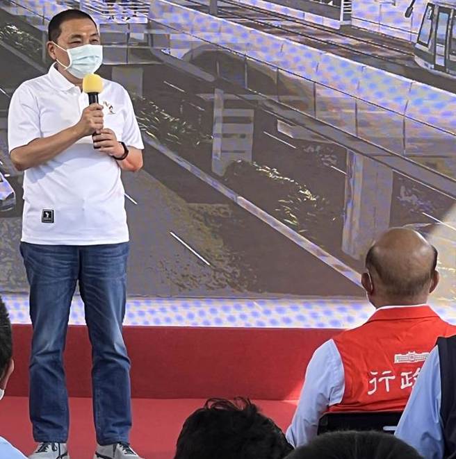 新北市长侯友宜致词时要求中央尽速核定汐东线，当时苏贞昌就坐在台下。（王扬杰摄）