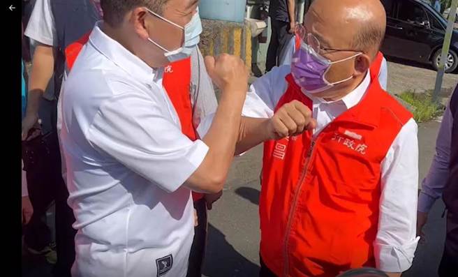 苏贞昌、侯友宜今天上午见面时互碰手肘问好。（王扬杰摄）