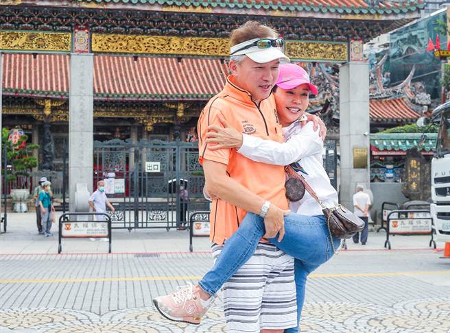 孙鹏和狄莺为儿子的官司操劳，如今终于展开笑顏。（粘耿豪摄）